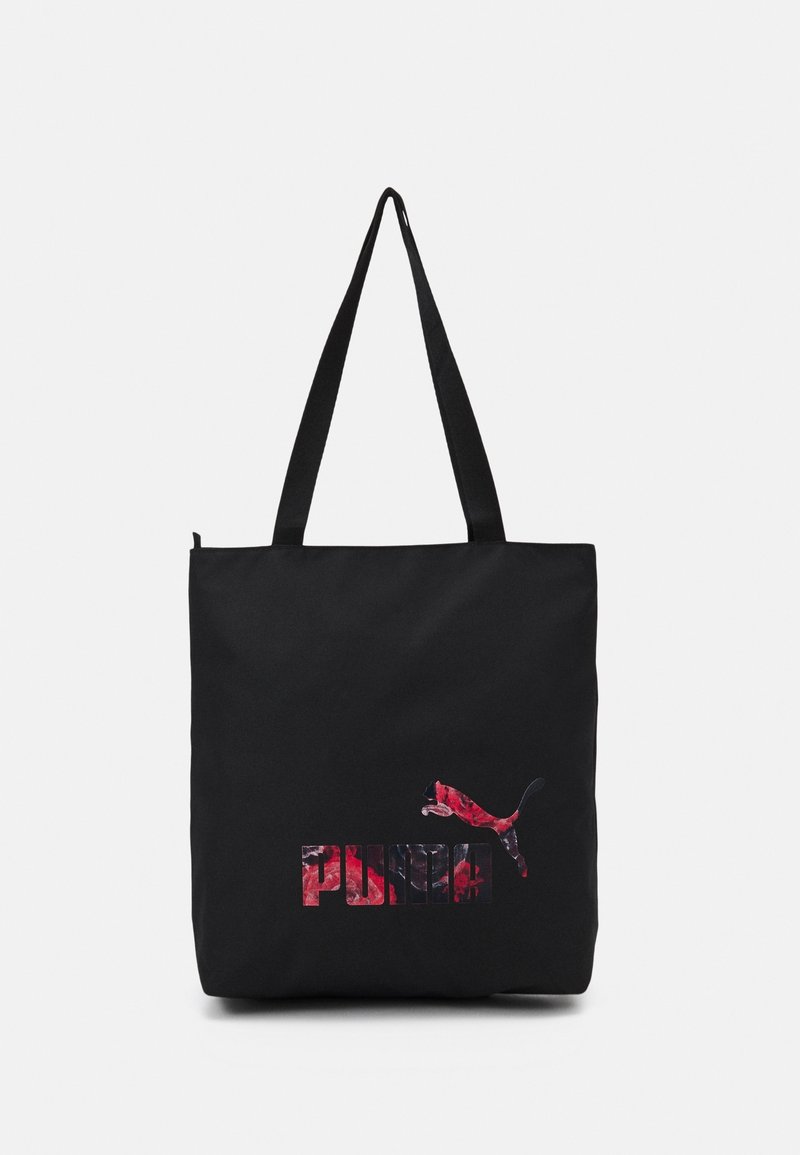 Černá látková taška s dvěma ramenními popruhy. Obsahuje velké, barevné logo Puma a text "PUMA" v tučném, blokovém písmu.
