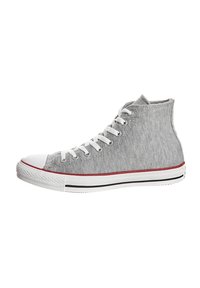 Baskets montantes en toile grise avec semelle en caoutchouc blanche, embout blanc, et détails de bandes rouges et noires sur la semelle.