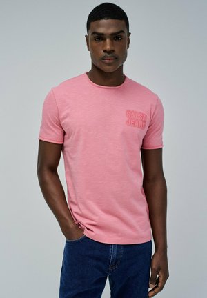 Camiseta rosa de manga corta con cuello redondo y una textura sutil. Presenta un pequeño logotipo bordado "SALSA JEANS" en el pecho.