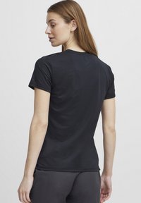 Mustad must spordipusa, lühikeste varrukatega, keha lähedal istuv disain, valmistatud venivast kangast, väikese tekstuuriga ja ümmarguse kaelusega.