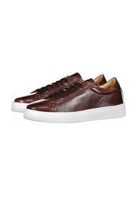 Sneakers in pelle marrone con finitura liscia, dotati di una suola in gomma bianca e lacci neri. Design minimalista senza decorazioni.