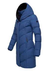 Blauwe pufferjas met een grote capuchon, voorzien van een textuurafwerking, diagonale stiksels en ritszakken aan de zijkant. Zwarte binnenvoering.
