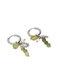 Orecchini a cerchio in argento con perline verdi e gialle, inclusi forme rotonde e sfaccettate, e charm decorativi in metallo.