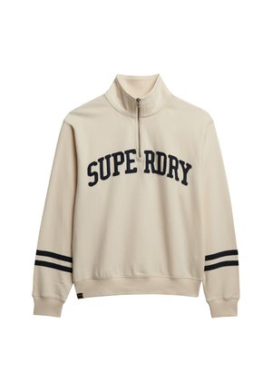 Beige pullover sweatshirt met een halve rits kraag, voorzien van het "SUPERDRY" logo in donker marineblauw, en twee marineblauwe strepen op elke mouw.