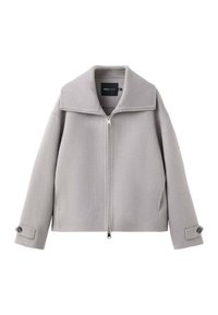 Lichtgrijze jas met een brede kraag, ritssluiting aan de voorkant en zijzakken. Voorzien van manchetten met knopen en een textuurstof.