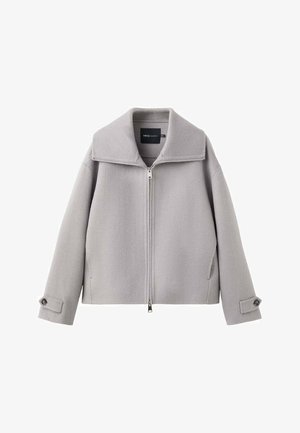 Veste gris clair avec un large col, une fermeture éclair à l'avant et des poches latérales. Comprend des poignets à boutons et un tissu texturé.