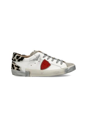 Sneaker bianco basso con lacci grigi, dettaglio a scudo rosso sul lato, punta grigia e stampa leopardata su tallone e area del collo.