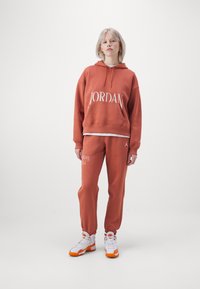 Jordan Sudadera - dusty peach/legend sand