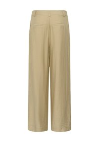 Pantalon beige à jambes larges avec poches passepoilées à l'arrière et passants de ceinture, vu de dos sur fond blanc.