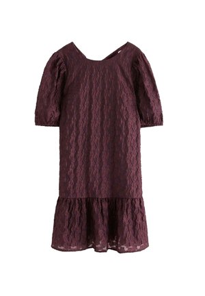 Bordeaux blonde kjole med korte puffærmer, rund halsudskæring og udskåret kant. Det teksturerede mønster over hele stoffet tilføjer dybde.
