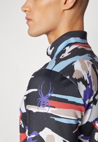 Grafisch t-shirt met lange mouwen met een abstract meerkleurig patroon op een donkere achtergrond, met een paarse spinnontwerp op de schouder.