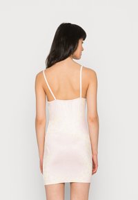 Vestido de satin rosa com alças finas, apresentando um padrão floral subtil. Design ajustado que se estende até meio da coxa, com textura suave.