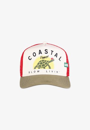 Trucker cap med hvid front, røde mesh-sider og en grøn skygge. Har et skildpadde grafisk motiv og teksten "COASTAL Support SLOW LIVIN'".