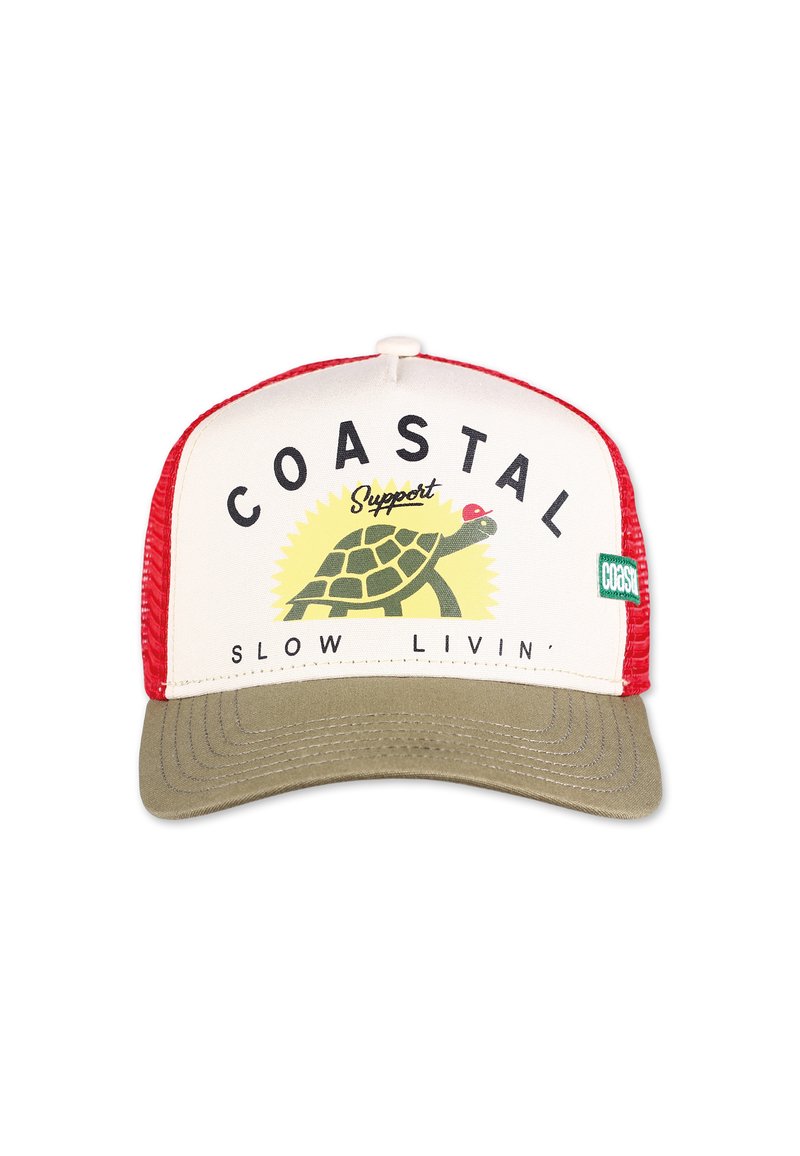Căciulă de tip trucker cu fața albă, părți laterale din plasă roșie și cozoroc verde. Prezintă un grafic cu o broască țestoasă și textul "COASTAL Support SLOW LIVIN'".