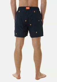 Shorts da nuoto navy realizzati in tessuto leggero, con ricamo di piccole anatre gialle, vita elastica e tasca posteriore con dettagli in occhiello.