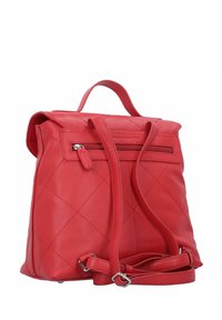 Mochila de cuero rojo con un diseño acolchado, asas dobles en la parte superior, correa ajustable y un bolsillo frontal con cremallera. Textura suave y hardware refinado.