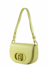 Limegrünes Lederhandtasche mit einer geschwungenen Klappe, verstellbarem Riemen und einem großen, runden Logo-Verschluss an der Vorderseite, der eine glatte Textur aufweist.