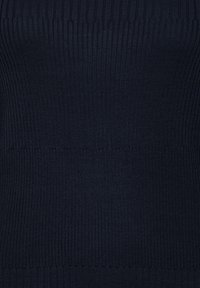 Ciemnoniebieska dzianina prążkowana z pionowymi liniami i teksturowanym wykończeniem. Posiada subtelny, poziomy detal w strefie centrum.