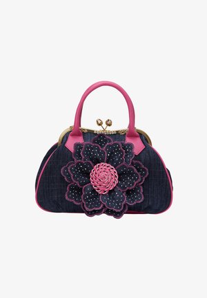 Denim-käsilaukku vaaleanpunaisilla yksityiskohdilla, jossa on suuri kukkakuosi, teksturoidut terälehdet ja kultasuljenta koristeellisella metalliosalla.