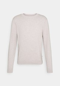 Pull beige clair à manches longues en maille douce et texturée avec un col rond et des poignets côtelés. Design simple sans motifs ni embellissements.