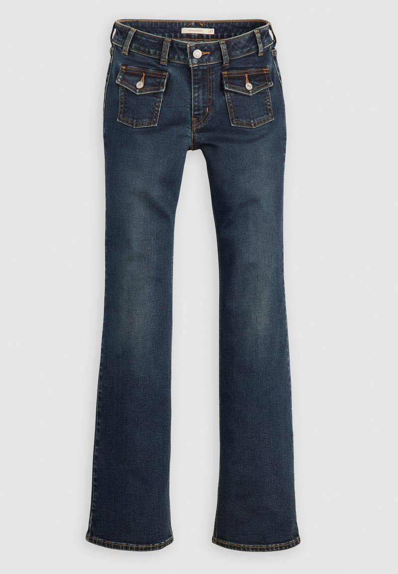Dunkelblaue, ausgestellte Jeans aus Denim mit mittelhoher Taille, zwei vorderen Taschen und kontrastierenden Nähten entlang der Taschen und Kanten.