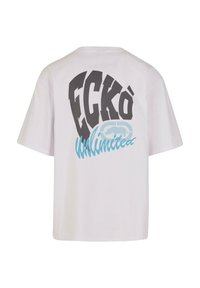 Hvid bomulds t-shirt med stort sort og blåt "ECKO Unlimited" grafik på ryggen, korte ærmer og en afslappet pasform.
