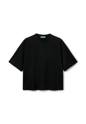 Camiseta negra de manga corta hecha de algodón con cuello redondo. Presenta un corte holgado y costuras planas, sin patrones ni acentos visibles.