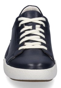 Marineblaue Ledersneaker mit weißen Schnürsenkeln, einer strukturierten weißen Gummisohle und minimalistischem Design. Mit Nähten entlang der Seiten.