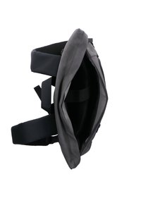 Sac à dos en tissu gris avec un design à rabat, présentant des bretelles noires réglables et une fermeture éclair exposée sur le côté. Texture lisse.