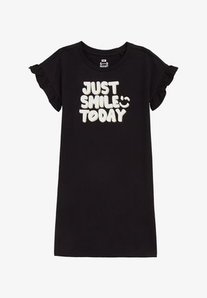 Juodas trumpas rankovėmis suknele su raukšlėtomis rankovėmis ir balta užrašu "TIESIOG ŠYPSOKIS ŠIANDIEN" kartu su šypsenėlės grafika.