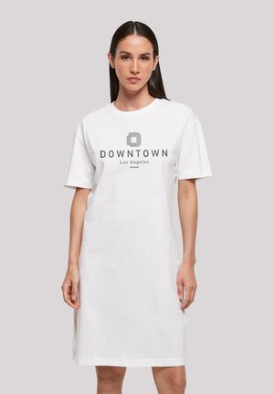 Weißes Baumwoll-T-Shirt-Kleid mit kurzen Ärmeln, geradem Schnitt und einem grafischen Druck, der "DOWNTOWN Los Angeles" zeigt.