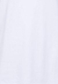 Hvid bomulds T-shirt med en glat tekstur, korte ærmer og et klassisk rundhalset design. Ingen mønstre eller bemærkelsesværdigeAccentueringer er til stede.