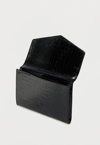 Fekete bőrpénztárca texturált krokodilmintával, hajtogatott kialakítással és sima belsővel. Látható fémalkatrészek vagy díszítések nélkül.