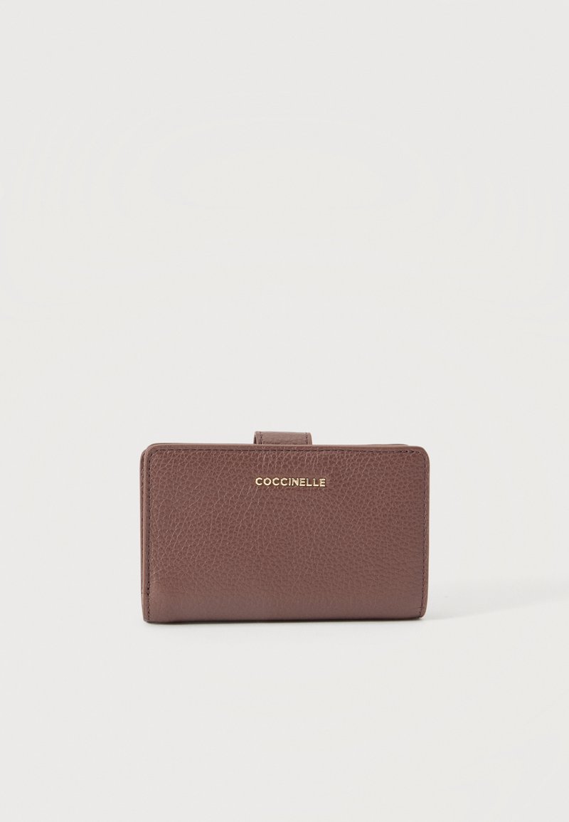 Portefeuille en cuir marron texturé avec logo COCCINELLE doré centré, forme rectangulaire, et fermeture pression sur le dessus.