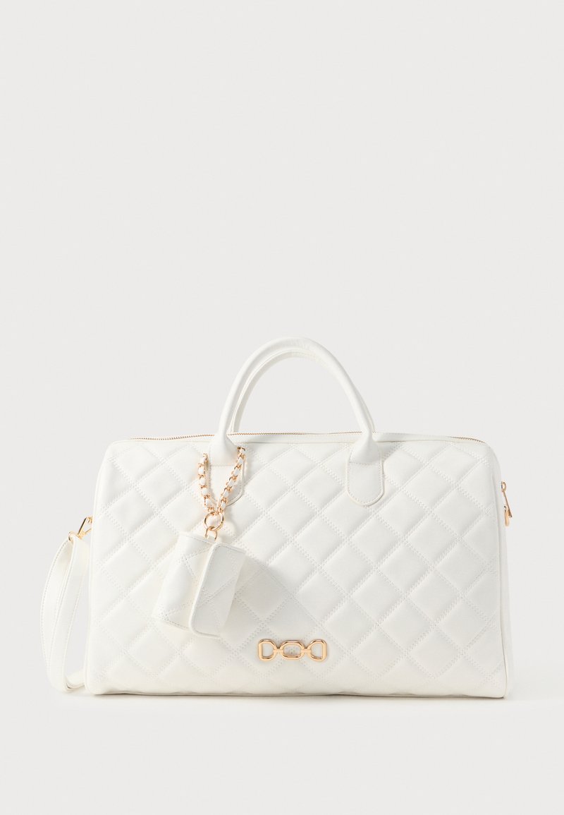 Λευκή καπιτονέ τσάντα χειρός με χρυσαφένιες μεταλλικές λεπτομέρειες, επάνω λαβές και αποσπώμενο μικρό τσαντάκι. Ομαλή υφή και καθαρό διαμάντι μοτίβο.