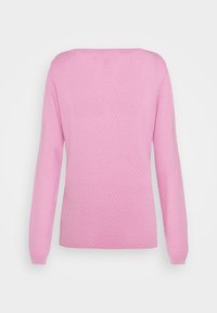 Pull à manches longues en tricot rose avec un subtil motif en losange et des poignets côtelés, montré de dos sur un fond blanc uni.