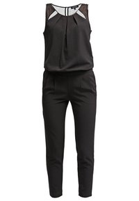 Zwarte jumpsuit met een mouwloze top met plooien, een ritssluiting aan de achterkant en taps toelopende benen. De stof heeft een gladde textuur met contrasterende zilveren accenten.