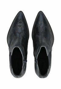 Bottines noires texturées à bout pointu, fabriquées à partir d'un matériau à motif reptilien, avec des fermetures éclair sur les côtés et une doublure intérieure lisse.