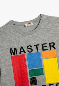Koton SHORT SLEEVE CREW NECK PLAY THEMED PRINTED DETAIL - Camiseta estampada - grey