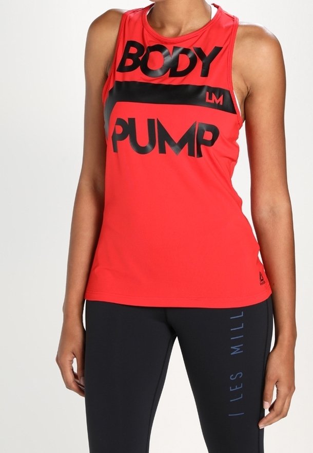 Rode atletische tanktop met zwarte "BODY PUMP" tekst. Gemaakt van lichtgewicht materiaal, met een mouwloos design en ronde halslijn.