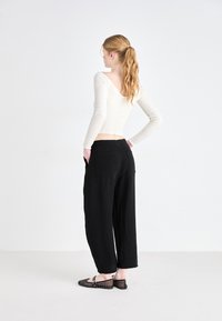 GAP WIDE LEG EASY PANT GAUZE - Kelnės - basic black