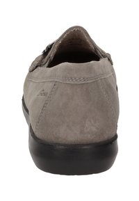 Grau Wildleder Slipper mit runder Zehenform, schwarzer Gummisohle und einfachem Stichdetail an der Ferse. Keine sichtbaren Beschläge oder Akzente.