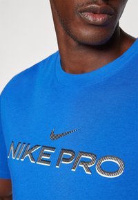 Nike Performance PRO - Spordi T-särk - game royal