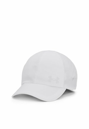 Balta Under Armour sportinė kepurė su lenkta skrybėlės dalimi ir ventiliacijos angomis šone, rodoma ant balto fono.