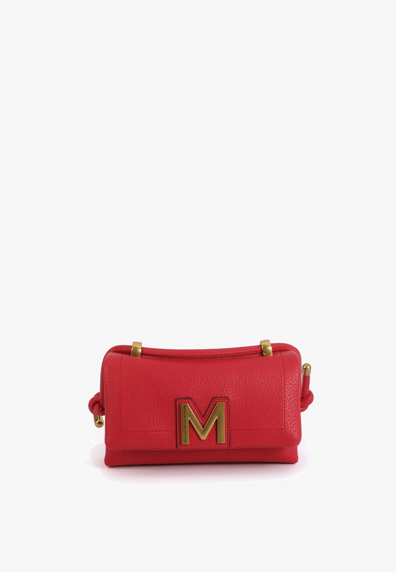 Pochette en cuir rouge avec une forme structurée, présentant une lettre "M" dorée proéminente à l'avant et des accents de ferrures dorées.
