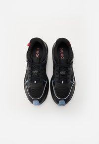 Zwarte sportschoenen met een bovenwerk van mesh, blauwe accenten en rubberen zolen met een gestructureerde afwerking. "HUGO" logo in het rood op de binnenzool.