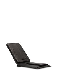 Zwarte leren portemonnee met een gestructureerd oppervlak, voorzien van een drukknoopsluiting, meerdere kaarthouders en een bifold-ontwerp.