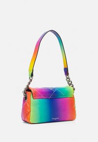 Liten quiltad handväska med regnbågsgradient, silverkedjor som kopplar ihop remmen, och "Kurt Geiger London"-logotypen på framsidan.