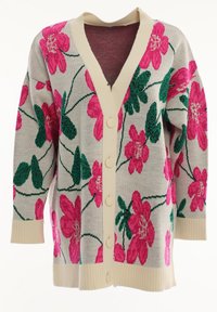 Gebreid vest met een crèmekleurige basis, grote roze bloemenpatronen en groene bladeren. Het heeft een V-halslijn, knopen aan de voorkant en geribbelde manchetten.