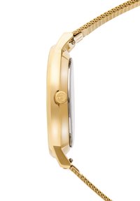 Montre dorée avec un boîtier rond, une lunette lisse et un bracelet à maillons texturé. Dispose d'une couronne unique sur le côté pour les réglages.